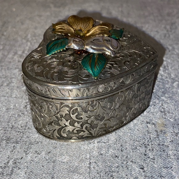 Vintage Sheridan Silver Plated Heart Shaped Trinket Box With A Cat And Flower - Picture 7 of 7